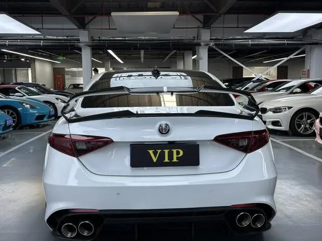 Alfa Romeo Giulia 2.0T 200HP Deluxe Edition