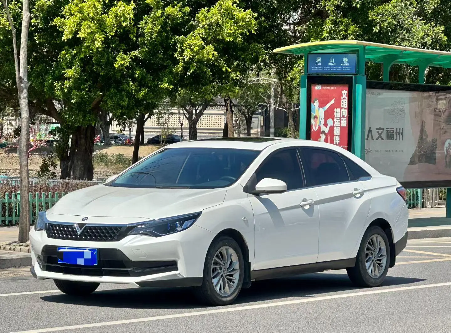 Venucia Qichen D60 PLUS 1.6 L XV CVT Smart Collar Edition