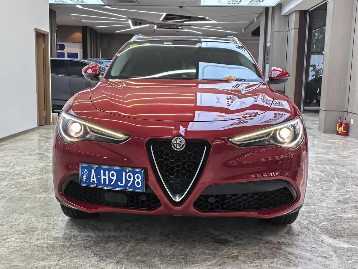 Alfa Romeo Stelvio 2.0T 200HP Deluxe Edition