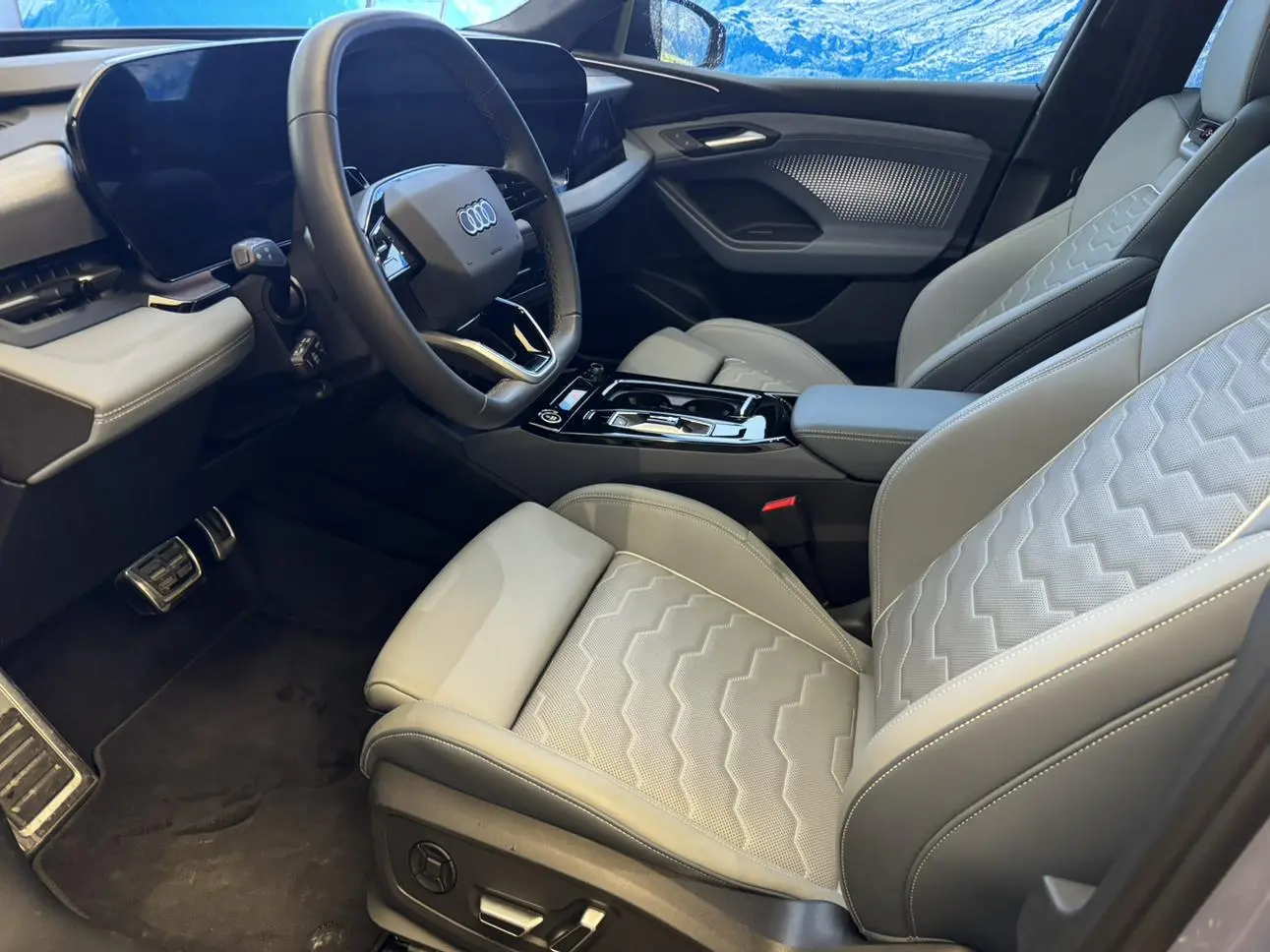Audi Audi Q6L e-tron First pilot version