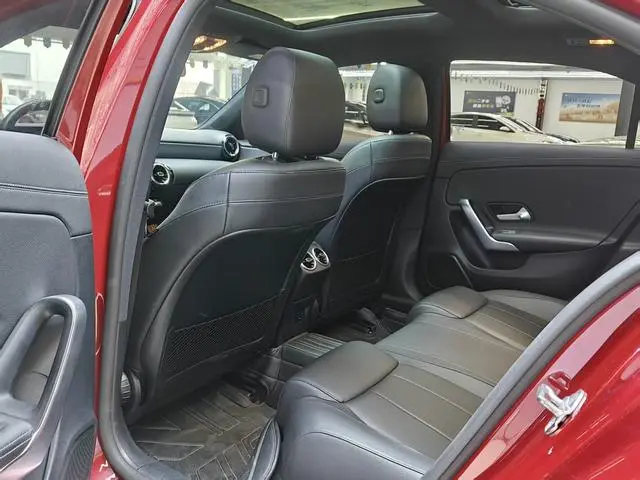 Mercedes-Benz Mercedes-Benz A-class Facelift A 180 L sports sedan
