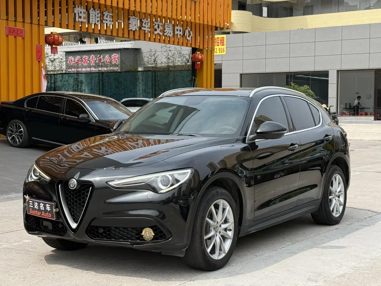 Alfa Romeo Stelvio 2.0T 200HP Deluxe Edition