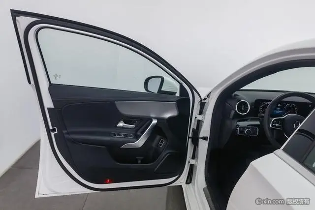 Mercedes-Benz Mercedes-Benz A-class Facelift A 180 L sports sedan