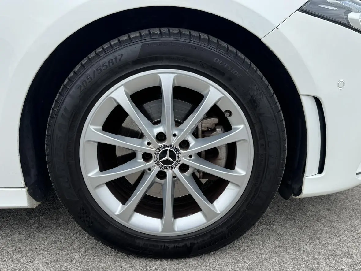Mercedes-Benz Mercedes-Benz A-class Facelift A 200 L sports sedan