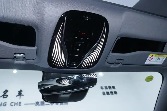 VOYAH Lantu chasing light PHEV Ultra-long battery life, four-wheel drive ultimate edition