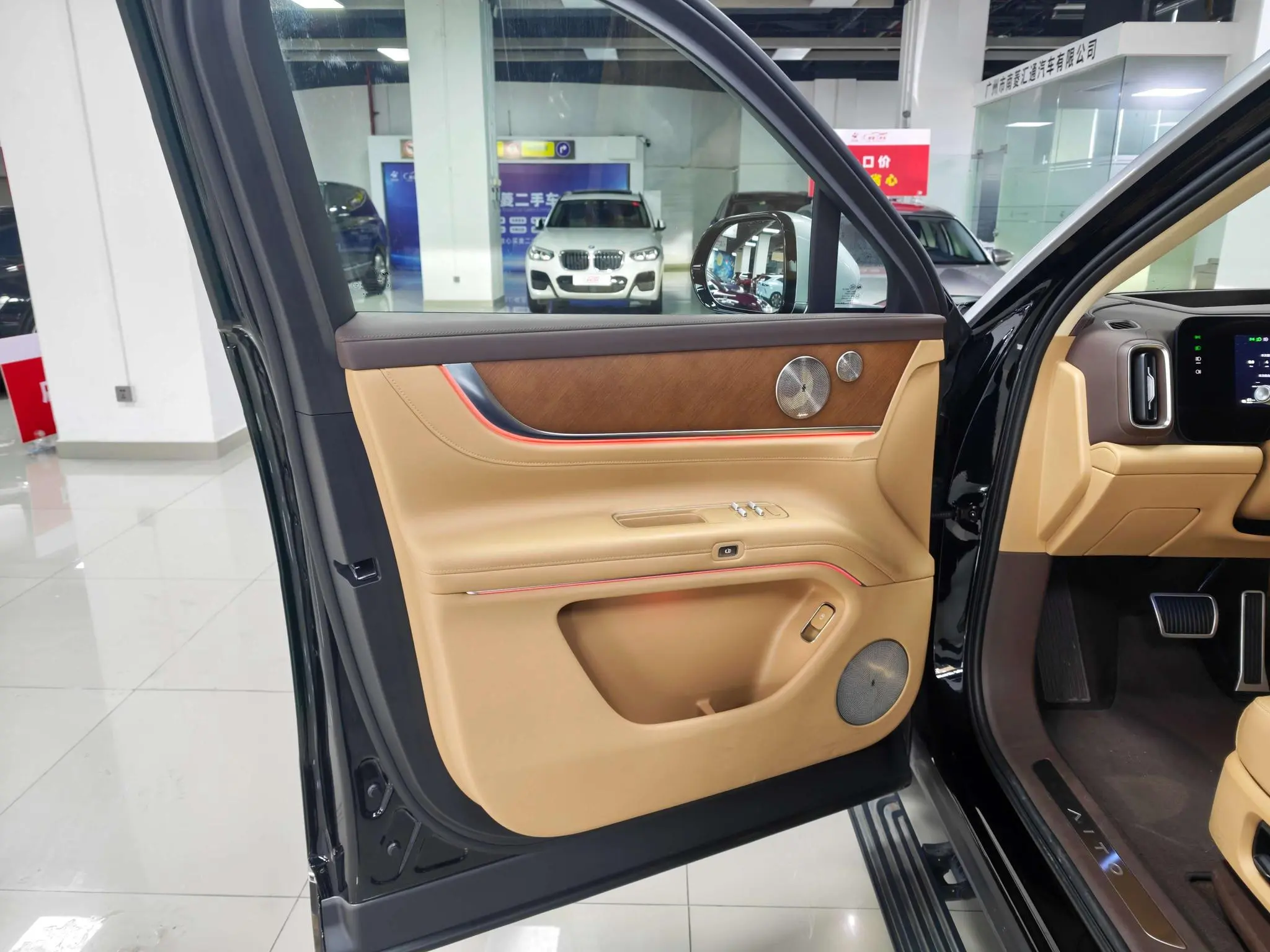 AITO Ask the world M9 Extended range Ultra six-seater version