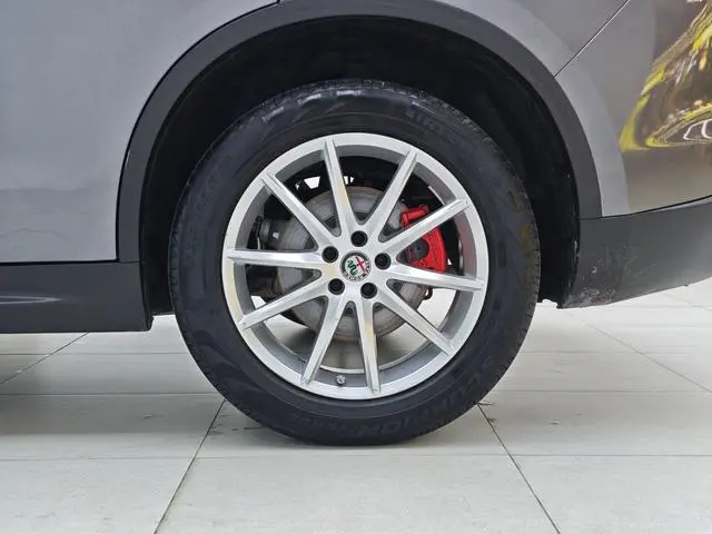 Alfa Romeo Stelvio 2.0T 280HP Deluxe Edition
