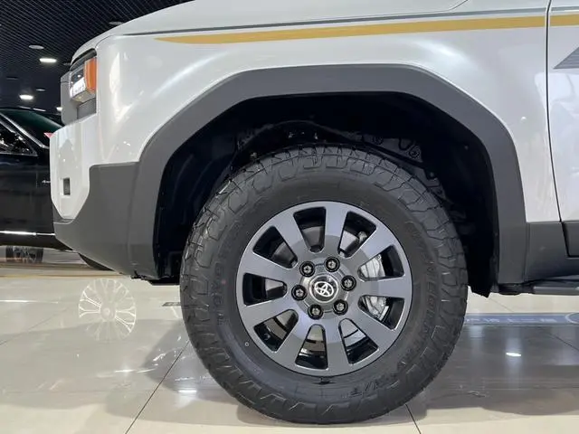 TOYOTA Prado 2.4T dual-engine Hummer WX version 6-seater
