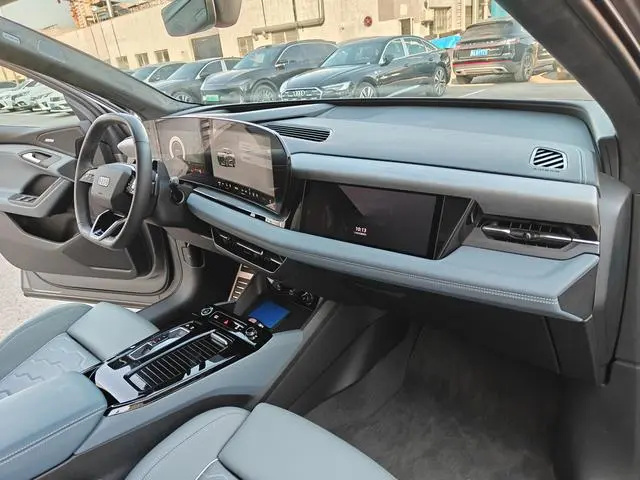 Audi Audi Q6L e-tron First pilot version