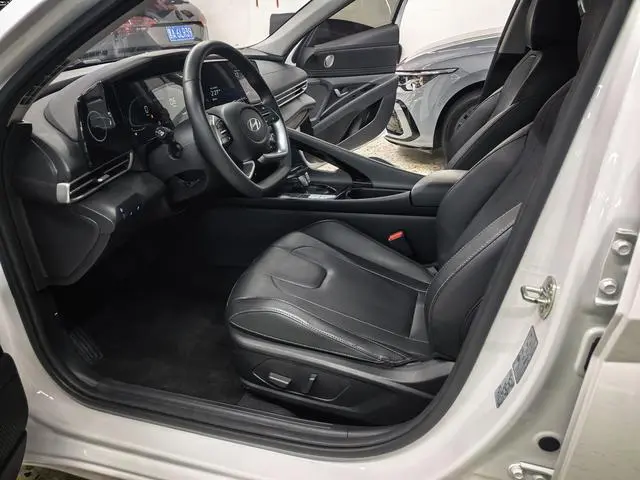 Hyundai Elantra 1.5L CVT LUX Premium Edition