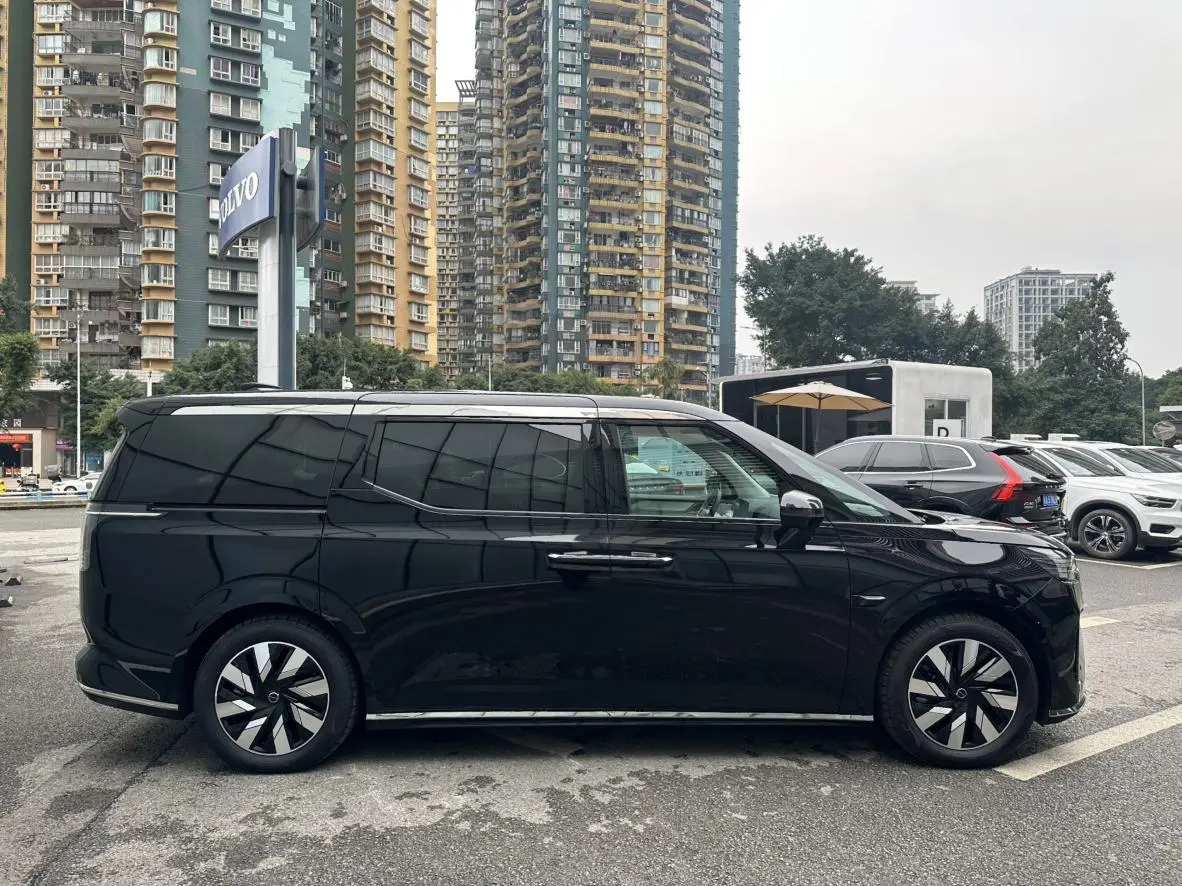 Volvo Volvo EM90 Ultra six seats