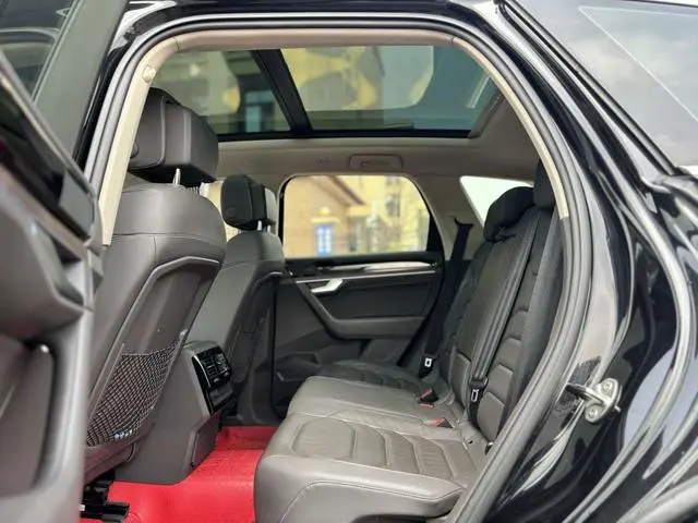 Volkswagen Touareg 3.0 TSI Sharp Front Version Country V
