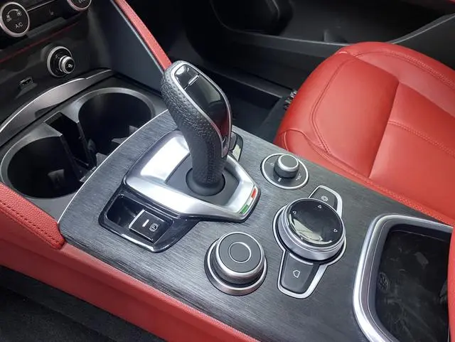 Alfa Romeo Stelvio 2.0T 280HP Deluxe Edition