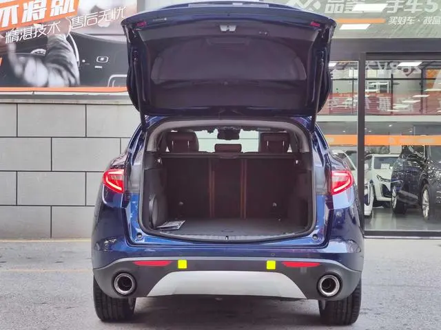 Alfa Romeo Stelvio 2.0T 200HP Deluxe Edition