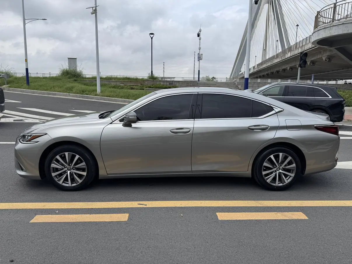 Lexus Lexus ES 260 Excellent Edition Country VI