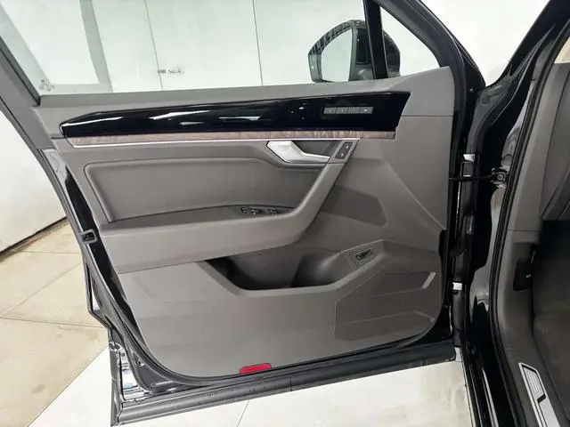 Volkswagen Touareg 3.0 TSI Sharp Front Version Country V