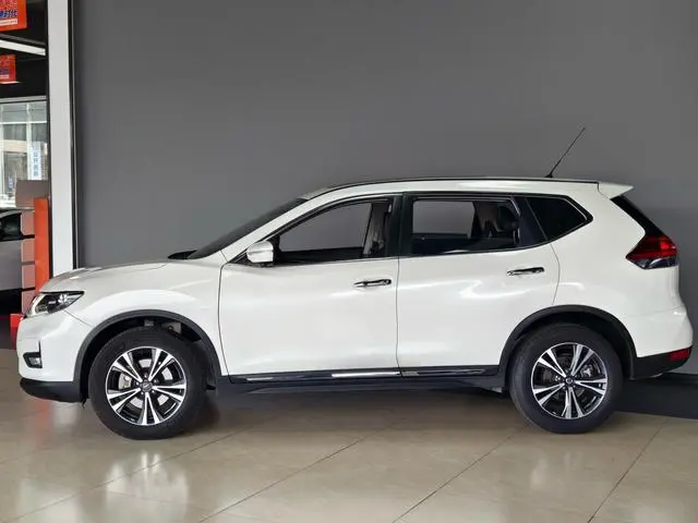 Nissan Qijun 2.5L CVT Zhilian seven-seater leading version 4WD