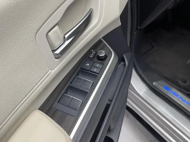 TOYOTA Saina 2.5L Hybrid Extreme Edition