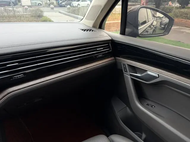 Volkswagen Touareg 3.0 TSI Sharp Front Version Country VI