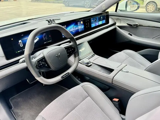 VOYAH Lantu chasing light PHEV Ultra-long battery life, four-wheel drive executive edition