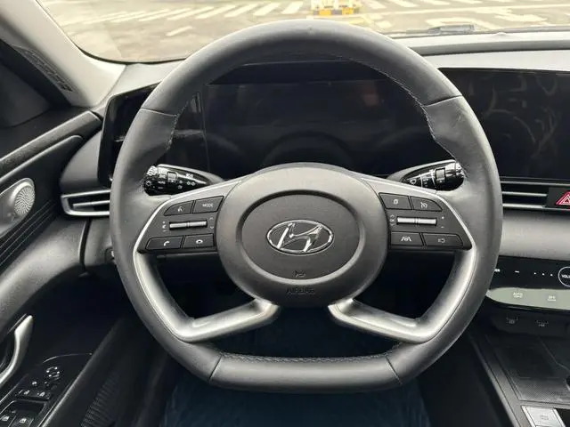 Hyundai Elantra 1.5L CVT LUX Premium Edition
