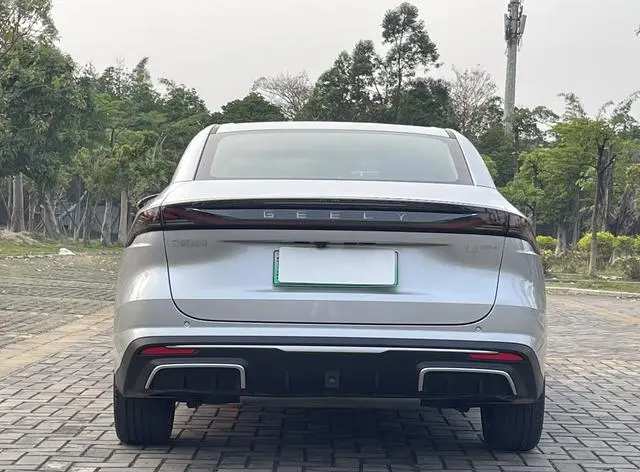 Geely Galaxy Galaxy L6 1.5 EM-i DHT 140KM Starship Version
