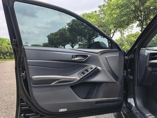 TOYOTA Asian dragon 2.0L XLE Premium Edition