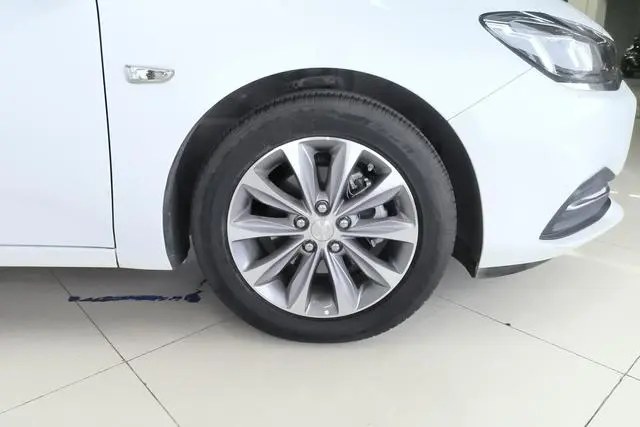Chevrolet Cruze 320 automatic Enjoy Skylight version