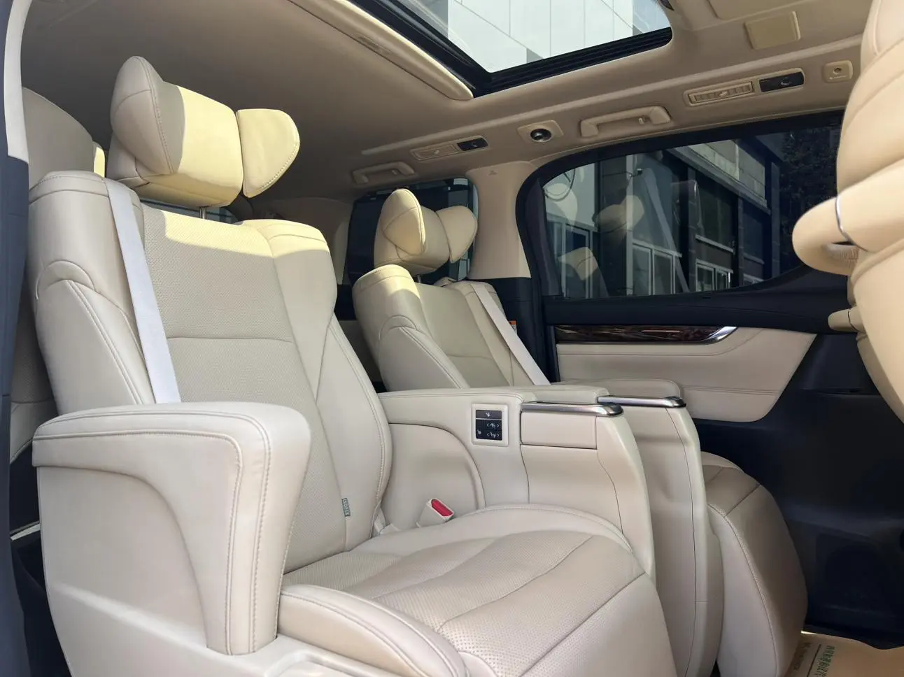 TOYOTA Elfa Dual engine 2.5L Deluxe Edition
