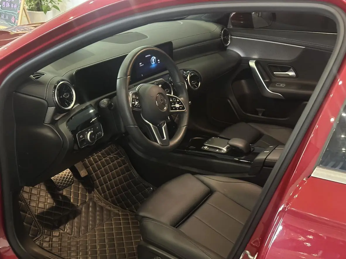 Mercedes-Benz Mercedes-Benz A-class Facelift A 180 L sports sedan