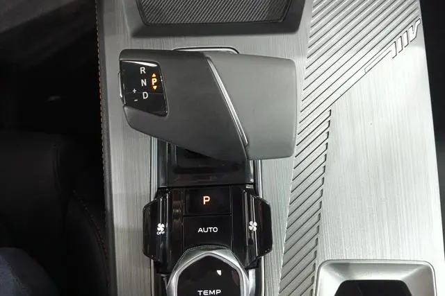 Changan Auchan Changan Auchan Z6 Blue Whale 1.5T DCT Smart Collar City Edition