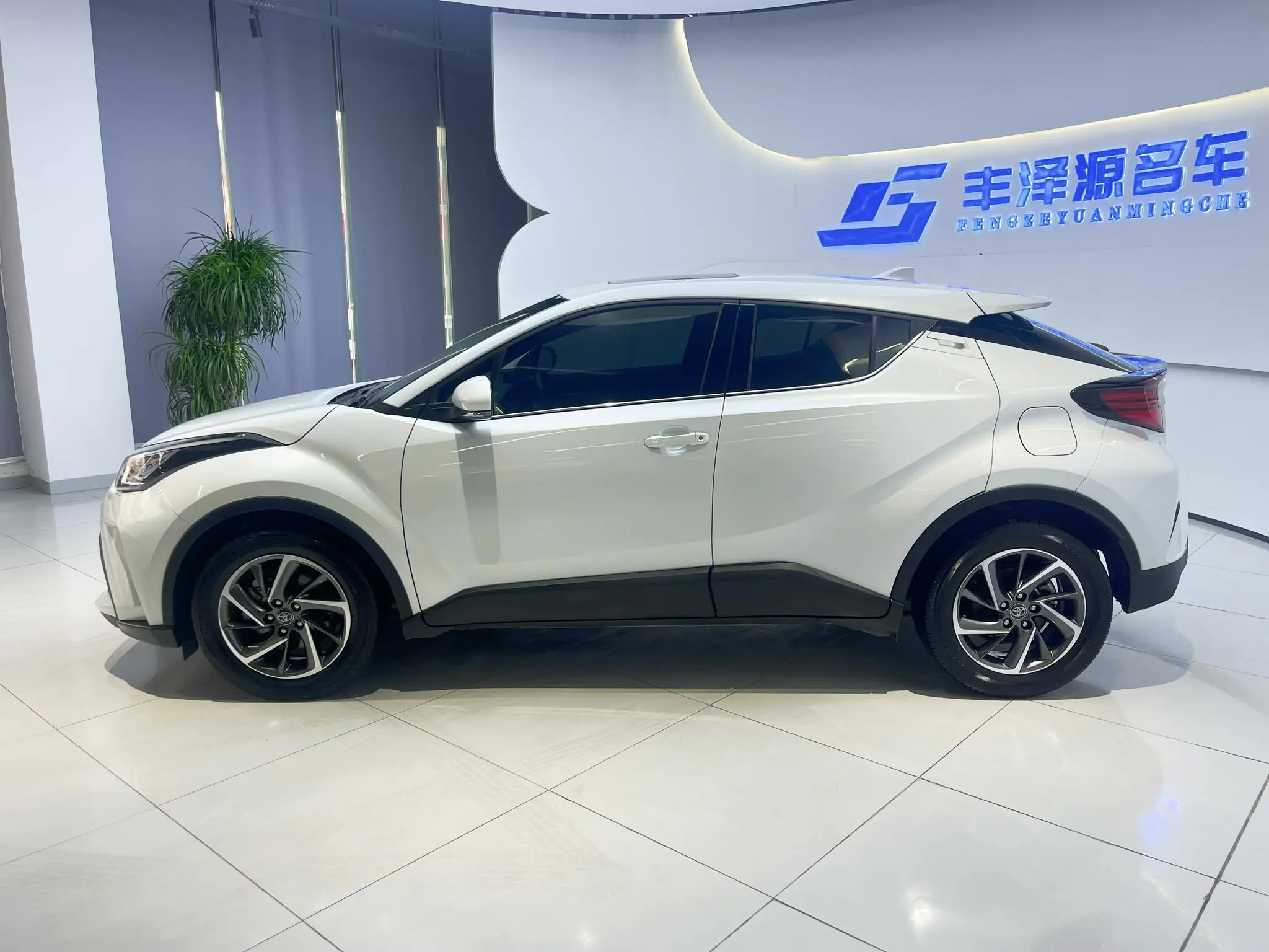 TOYOTA Toyota C-HR 2.0L Deluxe Edition