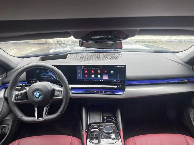 BMW BMW i5 eDrive40L M sports suit