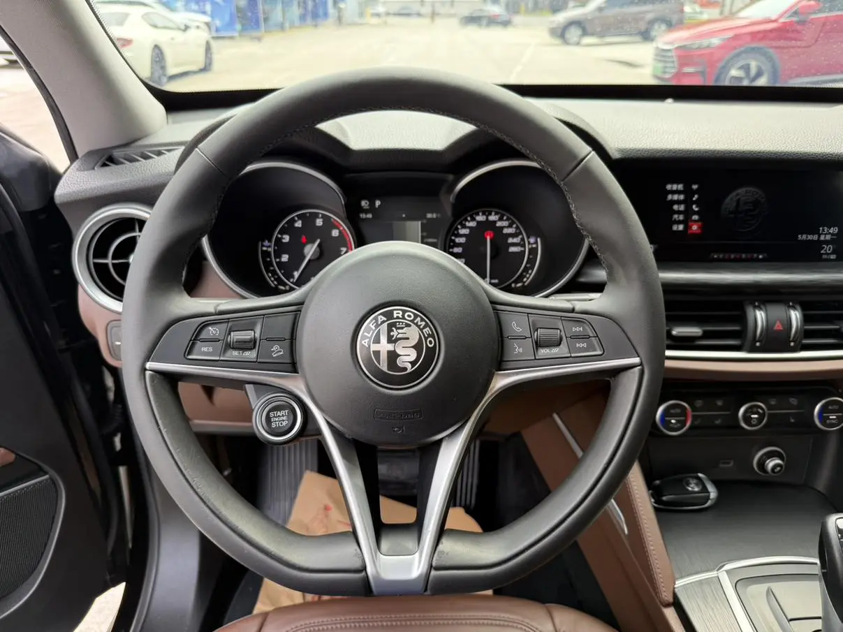 Alfa Romeo Stelvio 2.0T 200HP Deluxe Edition
