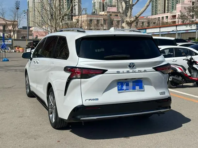 TOYOTA Saina Facelifted dual engine 2.5L Premium Edition