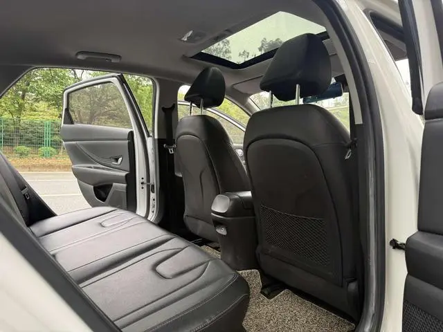 Hyundai Elantra 1.5L CVT LUX Premium Edition