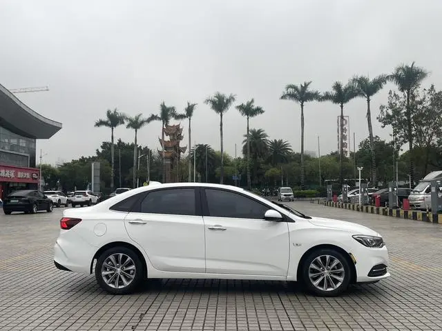 Chevrolet Cruze 320 automatic Enjoy Skylight version