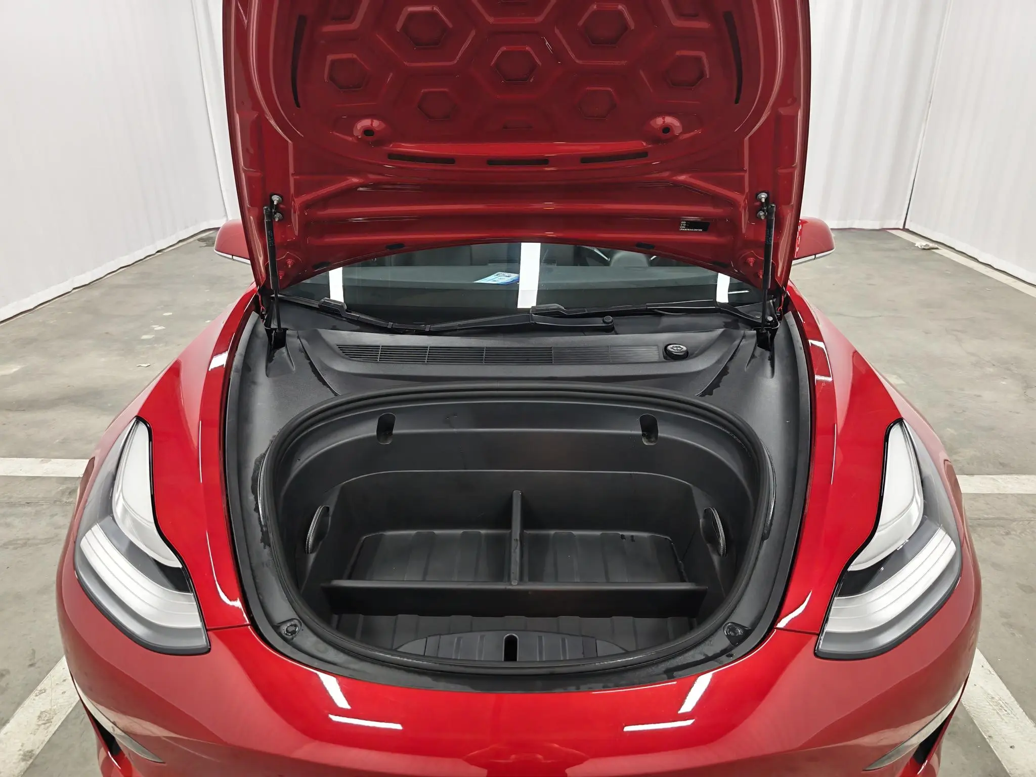 Tesla Model 3 Facelift, long battery life, rear-wheel drive version