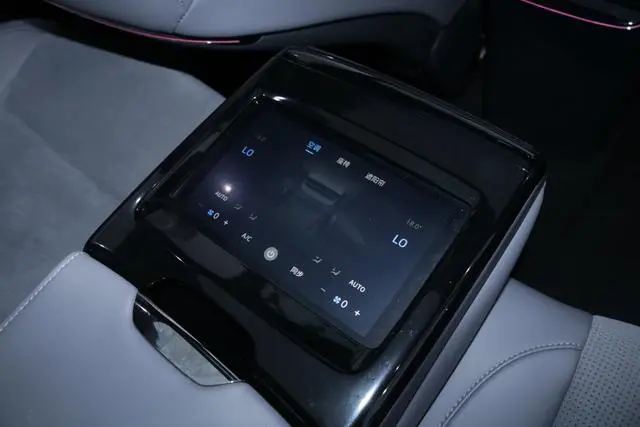 VOYAH Lantu chasing light PHEV Ultra-long battery life, four-wheel drive ultimate edition