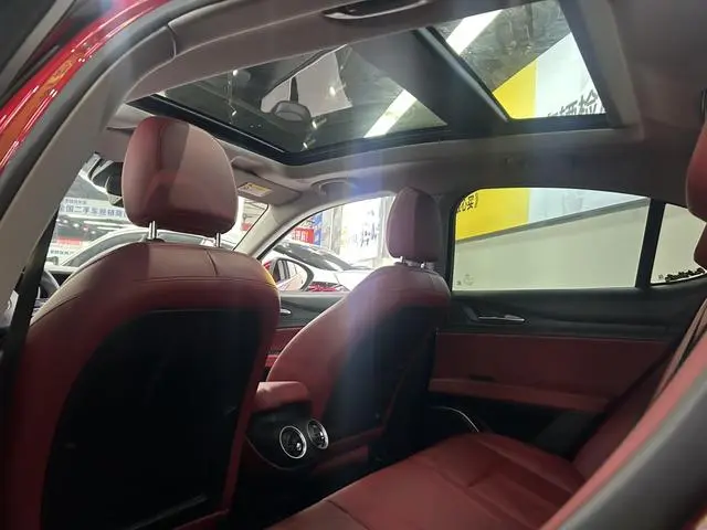 Alfa Romeo Stelvio 2.0T 200HP Deluxe Edition