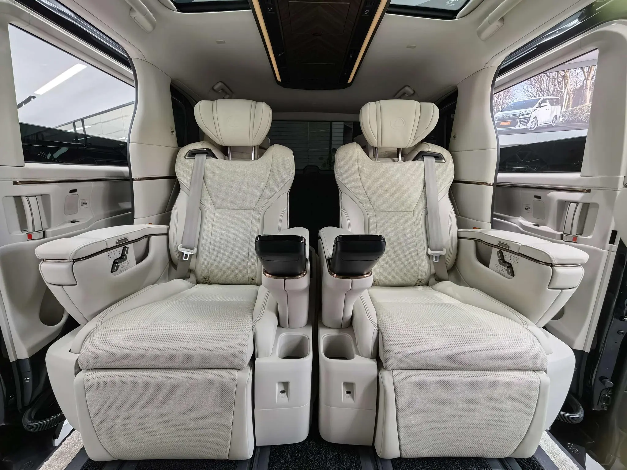 Lexus Lexus LM 500h DIRECT4 six-seater premium edition