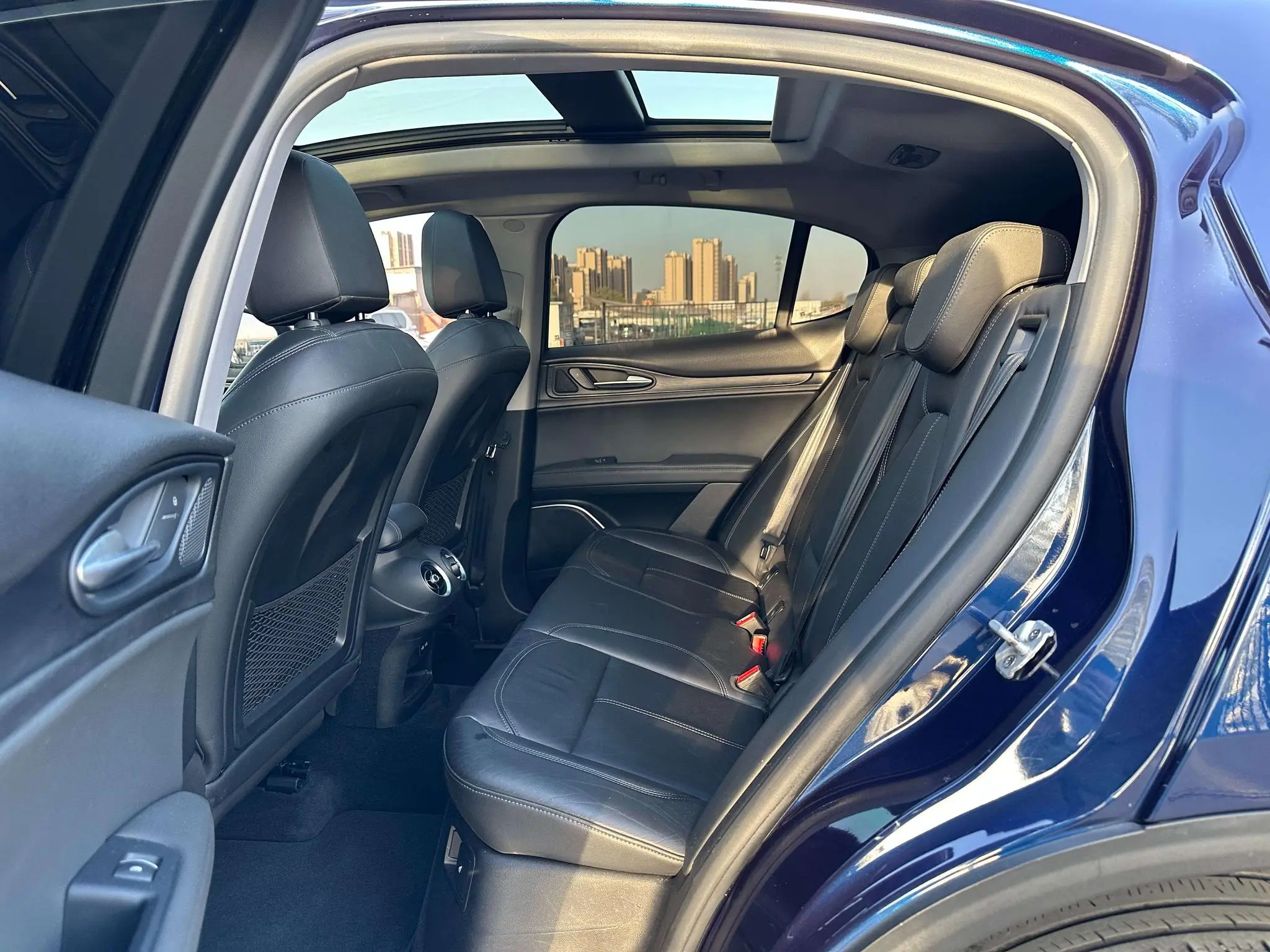 Alfa Romeo Stelvio 2.0T 200HP Deluxe Edition