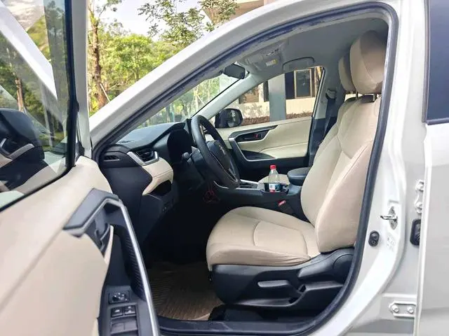 TOYOTA RAV4 Rongfang 2.0L CVT two-wheel drive fashion version