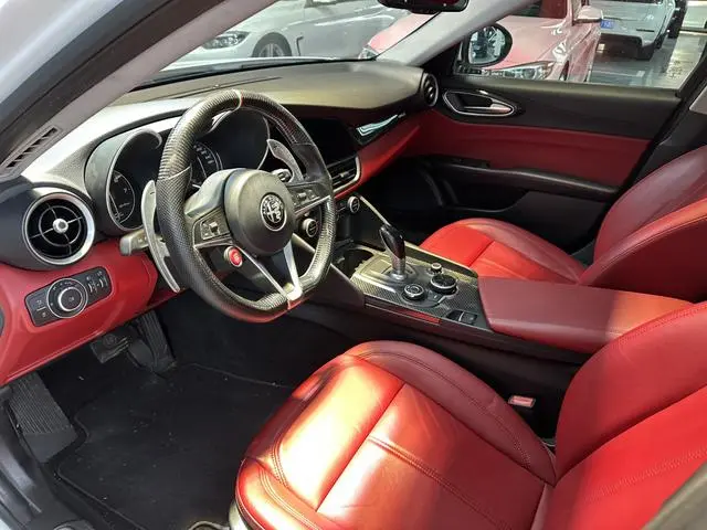 Alfa Romeo Giulia 2.0T 200HP Deluxe Edition