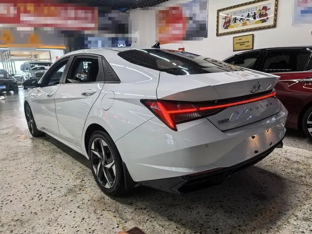 Hyundai Elantra 1.5L CVT LUX Premium Edition
