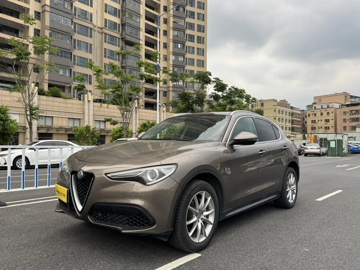 Alfa Romeo Stelvio 2.0T 280HP Deluxe Edition