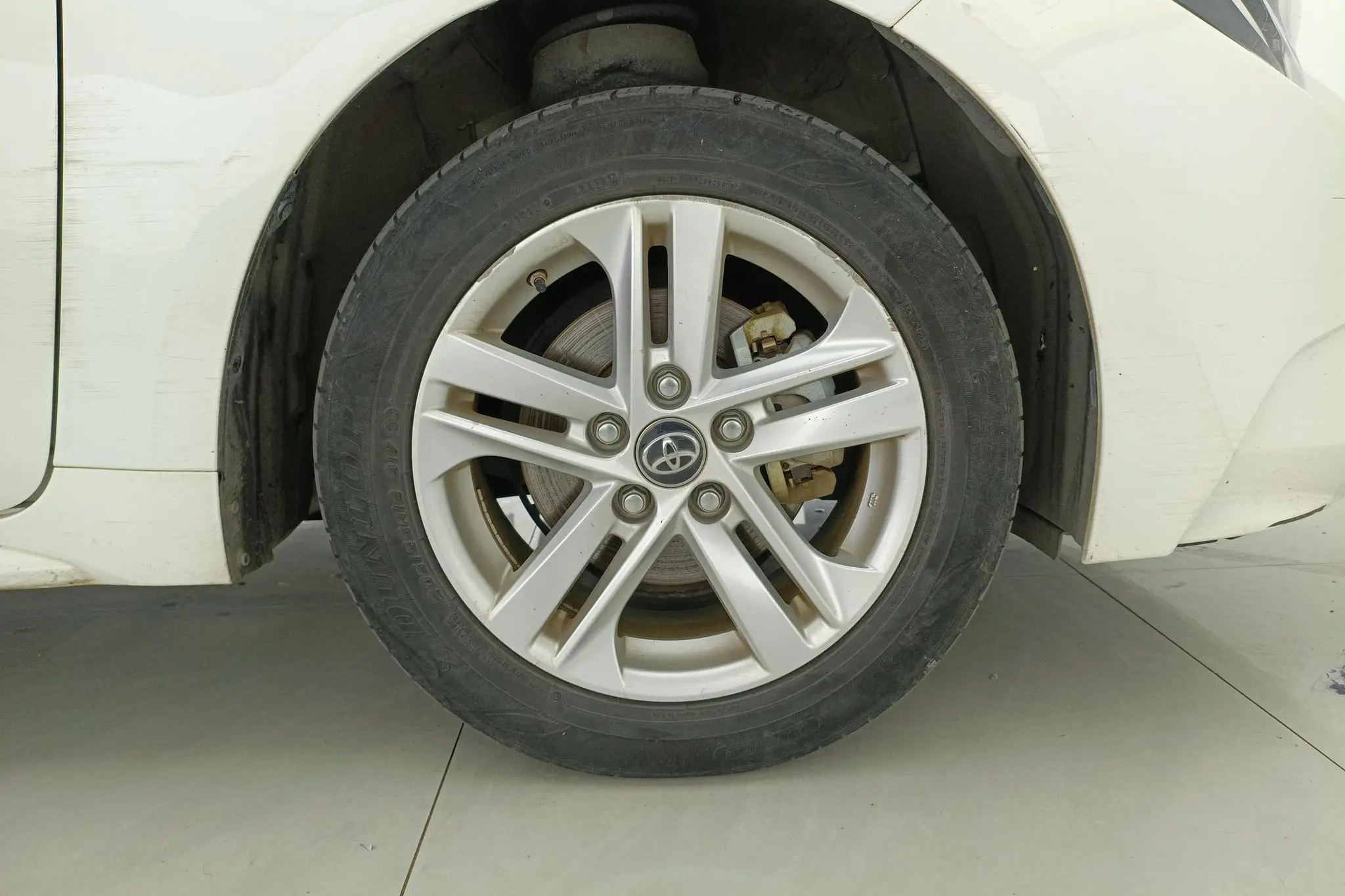 TOYOTA Lei Ling Dual engine 1.8H E-CVT Leading version
