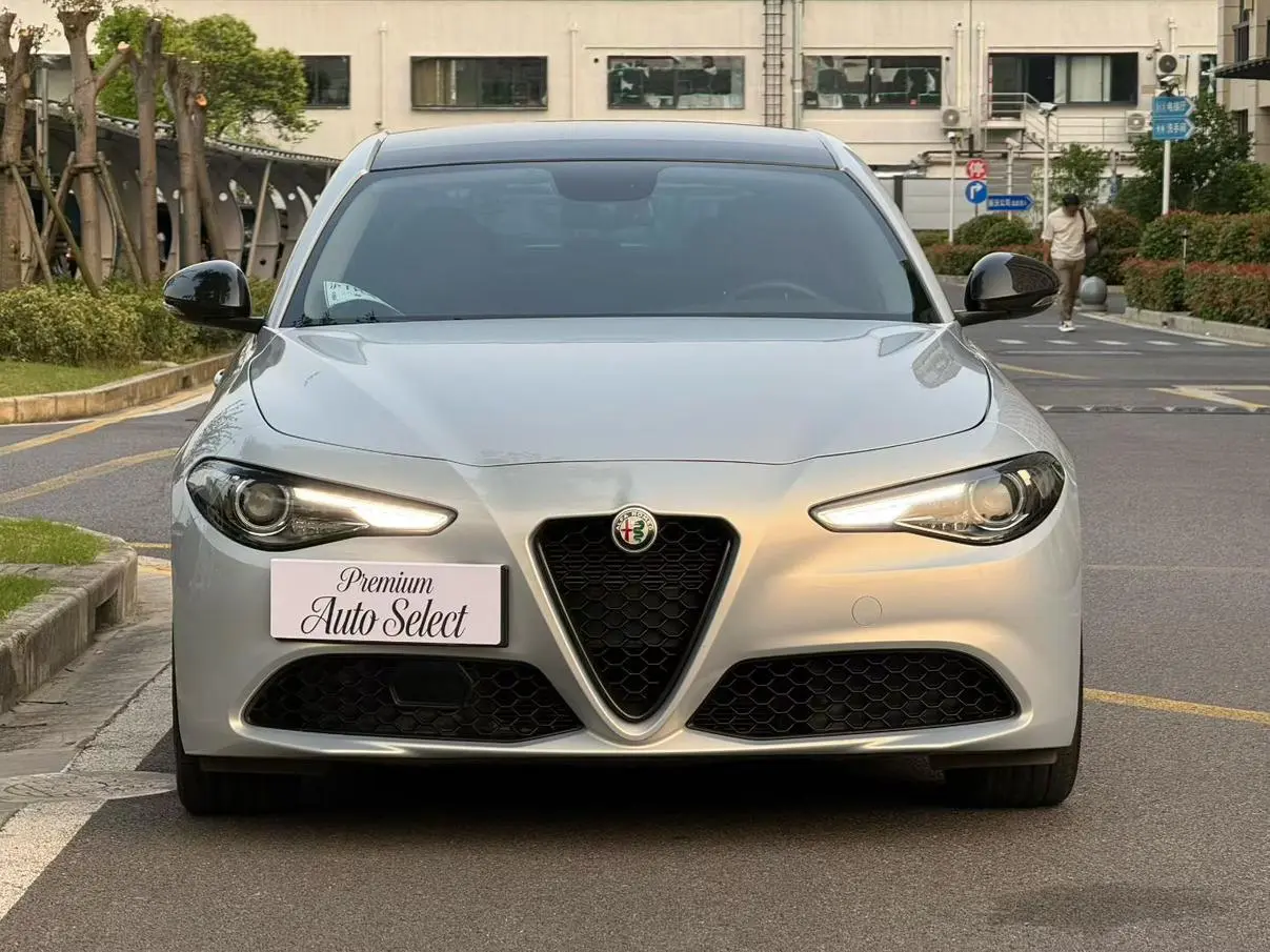 Alfa Romeo Giulia 2.0T 280HP Deluxe Edition