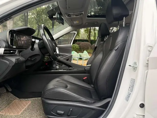 Hyundai Elantra 1.5L CVT LUX Premium Edition