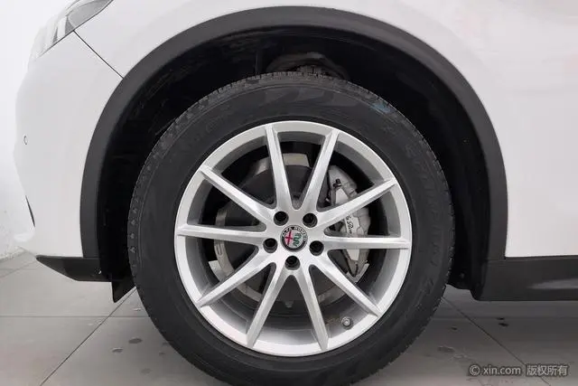 Alfa Romeo Stelvio 2.0T 200HP Deluxe Edition